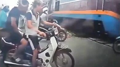 Řidič skútru se jen o fous vyhnul střetu s rozjetým vlakem