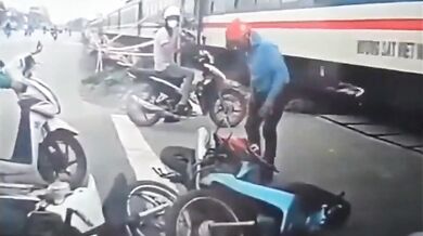 Řidič skútru se jen o fous vyhnul střetu s rozjetým vlakem