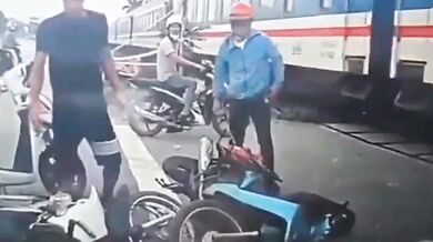 Řidič skútru se jen o fous vyhnul střetu s rozjetým vlakem