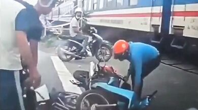 Řidič skútru se jen o fous vyhnul střetu s rozjetým vlakem