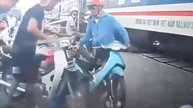 Řidič skútru se jen o fous vyhnul střetu s rozjetým vlakem