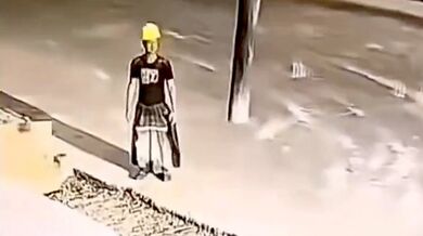 Vietnamský dělník si při obsluze stroje na beton zlomil vaz