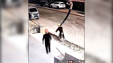 Vietnamský dělník si při obsluze stroje na beton zlomil vaz