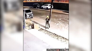 Vietnamský dělník si při obsluze stroje na beton zlomil vaz