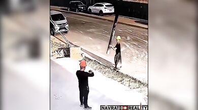 Vietnamský dělník si při obsluze stroje na beton zlomil vaz