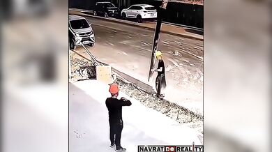 Vietnamský dělník si při obsluze stroje na beton zlomil vaz