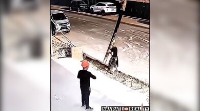 Vietnamský dělník si při obsluze stroje na beton zlomil vaz