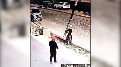 Vietnamský dělník si při obsluze stroje na beton zlomil vaz