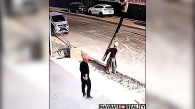 Vietnamský dělník si při obsluze stroje na beton zlomil vaz