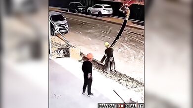 Vietnamský dělník si při obsluze stroje na beton zlomil vaz