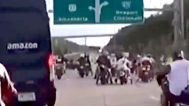 Dodávka Amazonu proti motorkářskému gangu