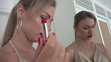 Angel The Dreamgirl jako svůdná děvka na podpatcích a s červenou rtěnkou