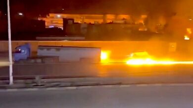 Hořící cisterna v syrské Hasace: Odvážný pokus řidiče o uhašení skončil sedmi zraněnými