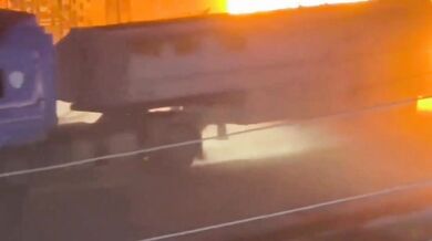 Hořící cisterna v syrské Hasace: Odvážný pokus řidiče o uhašení skončil sedmi zraněnými