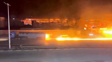 Hořící cisterna v syrské Hasace: Odvážný pokus řidiče o uhašení skončil sedmi zraněnými