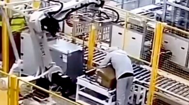 Robotické rameno přimáčklo pracovníka