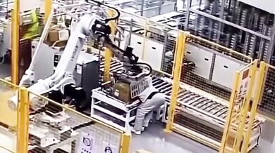 Robotické rameno přimáčklo pracovníka