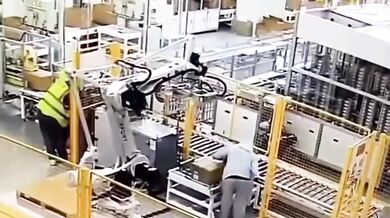 Robotické rameno přimáčklo pracovníka