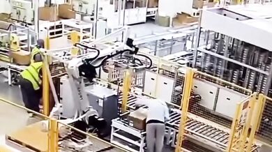 Robotické rameno přimáčklo pracovníka