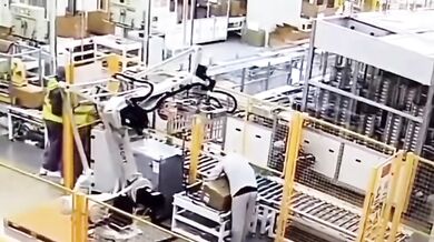 Robotické rameno přimáčklo pracovníka