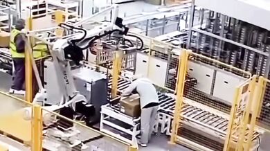 Robotické rameno přimáčklo pracovníka