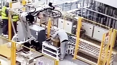 Robotické rameno přimáčklo pracovníka