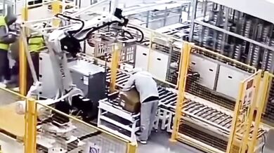 Robotické rameno přimáčklo pracovníka