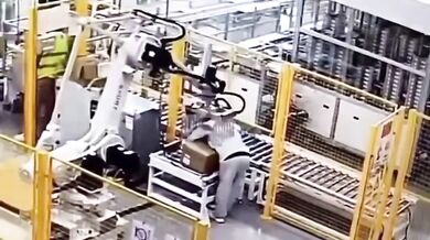 Robotické rameno přimáčklo pracovníka