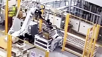 Robotické rameno přimáčklo pracovníka