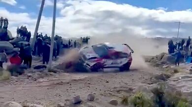 Vůz po smyku vlétl mezi diváky a zabil jednu osobu