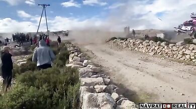 Vůz po smyku vlétl mezi diváky a zabil jednu osobu