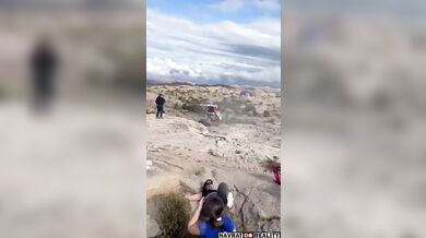 Vůz po smyku vlétl mezi diváky a zabil jednu osobu