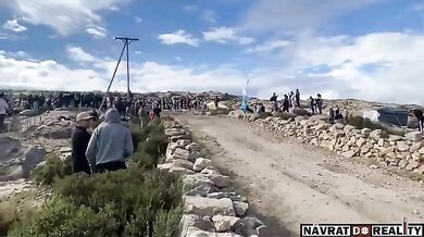 Vůz po smyku vlétl mezi diváky a zabil jednu osobu