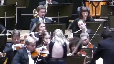 Dirigent srazil sólistce z rukou vzácné housle v hodnotě 24 milionů korun