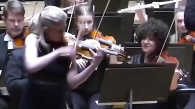 Dirigent srazil sólistce z rukou vzácné housle v hodnotě 24 milionů korun