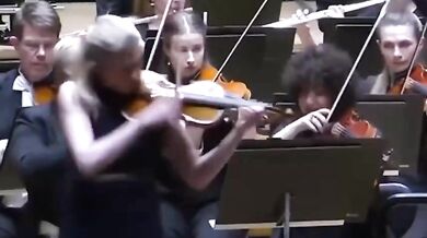 Dirigent srazil sólistce z rukou vzácné housle v hodnotě 24 milionů korun