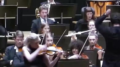 Dirigent srazil sólistce z rukou vzácné housle v hodnotě 24 milionů korun