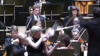 Dirigent srazil sólistce z rukou vzácné housle v hodnotě 24 milionů korun