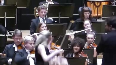 Dirigent srazil sólistce z rukou vzácné housle v hodnotě 24 milionů korun