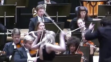 Dirigent srazil sólistce z rukou vzácné housle v hodnotě 24 milionů korun