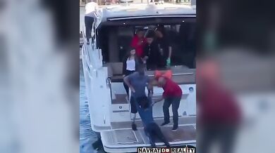 Stylový pád na lodi