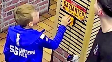 Kebab zdarma za přesné načasování: Chlapec v Německu pokořil výzvu deseti sekund