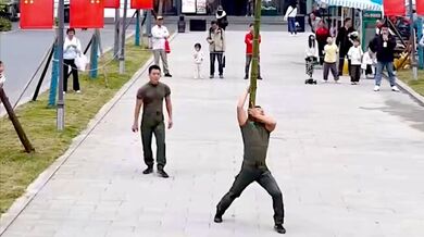 Čínské bambusové kung-fu: Akrobaté předvedli neuvěřitelnou sílu a rovnováhu na vrcholu tyče