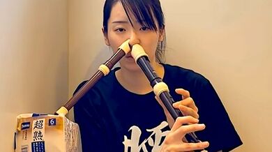 Hudebnice Haruka ovládá hru na dvě flétny současně pomocí nosu