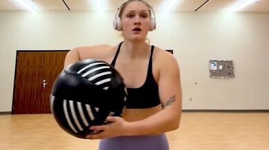 Univerzitní atletka při pokusu o vyšší úhel odhodu zasáhla strop