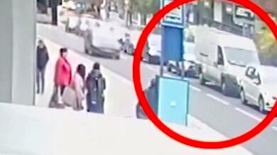 Chodkyně ve Zlíně doplatila na riskantní přebíhání silnice mimo přechod: Srazilo ji projíždějící auto