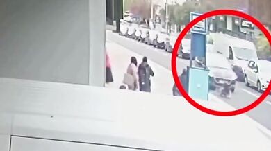 Chodkyně ve Zlíně doplatila na riskantní přebíhání silnice mimo přechod: Srazilo ji projíždějící auto