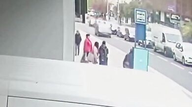 Chodkyně ve Zlíně doplatila na riskantní přebíhání silnice mimo přechod: Srazilo ji projíždějící auto