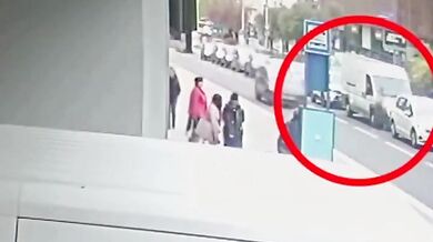 Chodkyně ve Zlíně doplatila na riskantní přebíhání silnice mimo přechod: Srazilo ji projíždějící auto