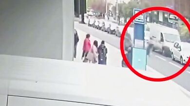 Chodkyně ve Zlíně doplatila na riskantní přebíhání silnice mimo přechod: Srazilo ji projíždějící auto